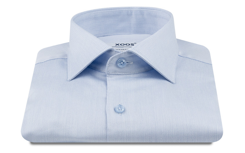 Chemise bleue à motifs...